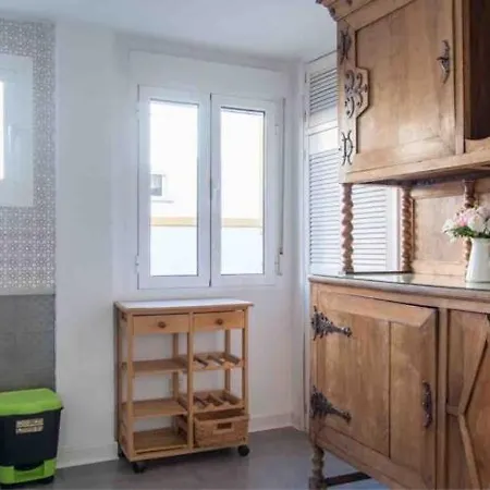 Junto A Calle Betis Y Plaza De Cuba شقة