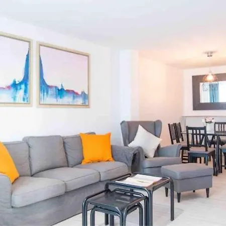 Junto A Calle Betis Y Plaza De Cuba * إشبيلية